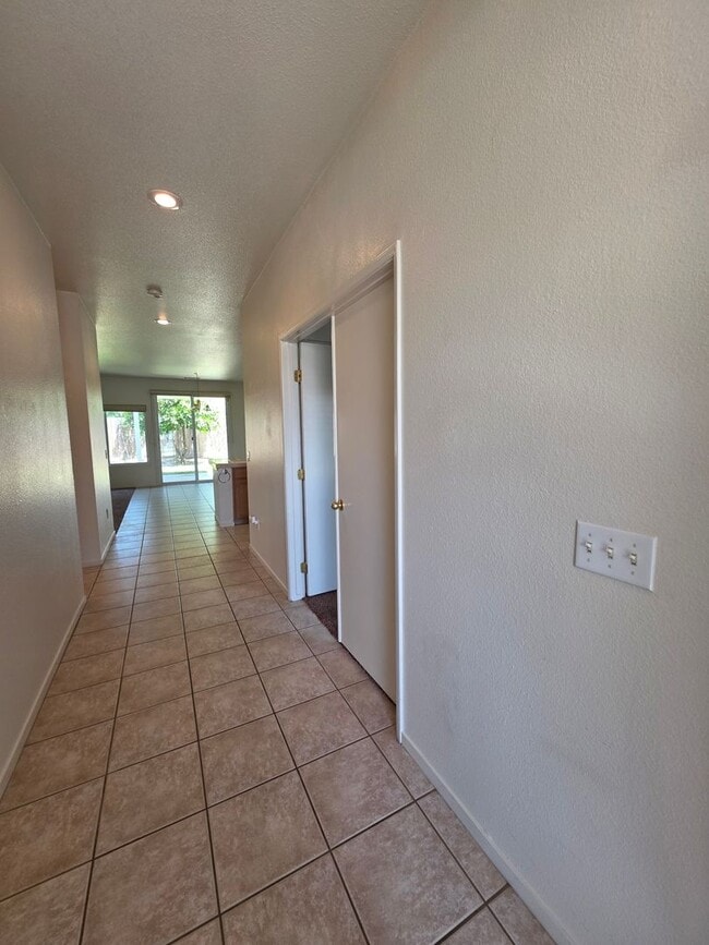 Building Photo - *** Move-In Special $300 OFF 1st Month's R...