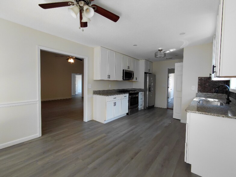 Building Photo - 211 Crakston Ct