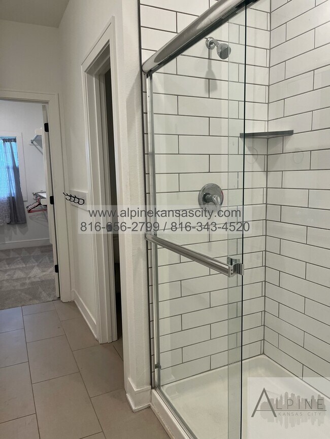 Building Photo - Beautiful Parkville Town Home Coming Soon!