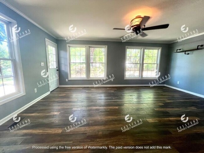 Building Photo - Spacious 3 Bedroom, 2 Bath - AVAILABLE NOW!