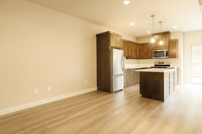 Building Photo - Adorable 2x2 with easy access to the river trails, and all utilities included!