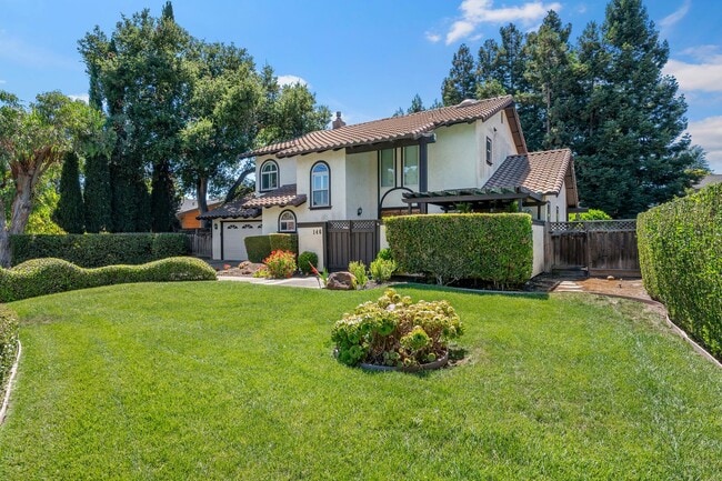 Building Photo - 3 Bedroom 2.5 Bathroom SFH in Los Altos!