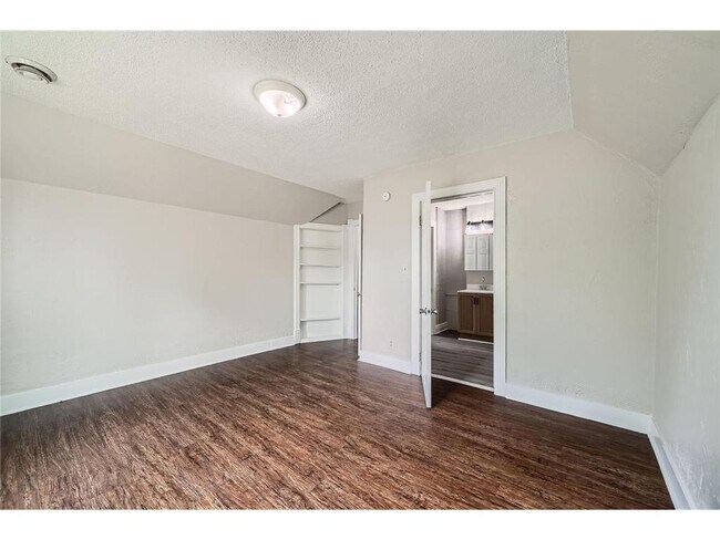 Building Photo - 911 Sims Ave