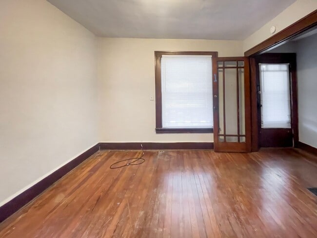 Building Photo - PRELEASING for AUGUST! Close to Campus: Washer and Dryer Included