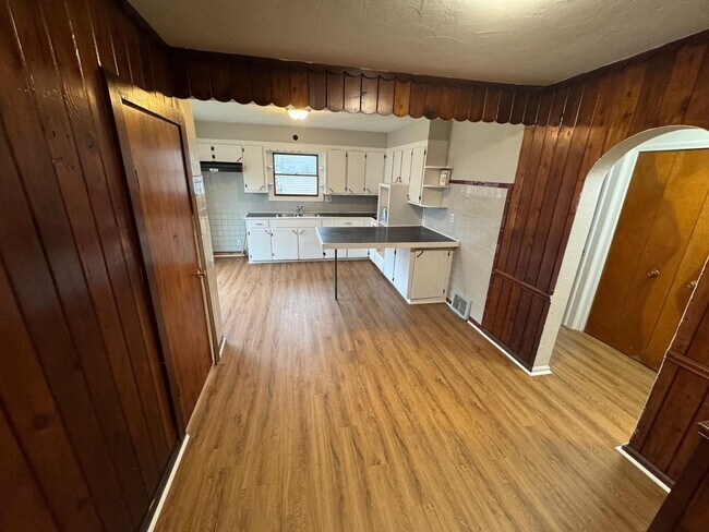 Building Photo - Newly renovated Tulip street