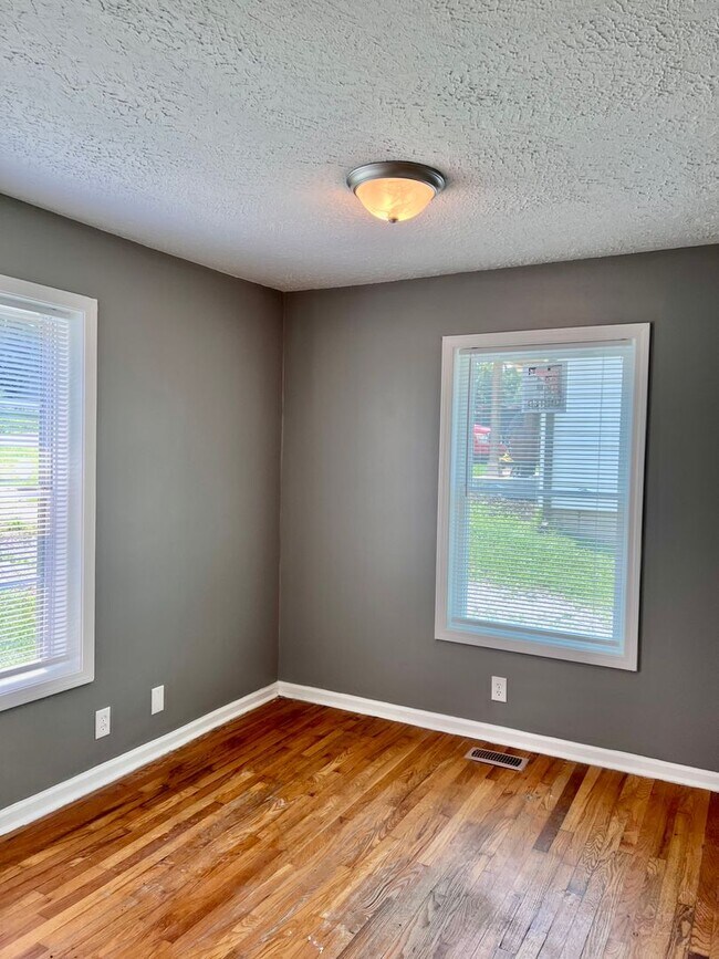 Building Photo - AVAILABLE AUGUST 14! 3 Bedroom Home Near Madison Street