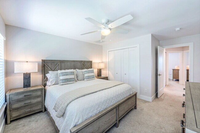 Building Photo - Relaxation & Recreation Await in This Napl...