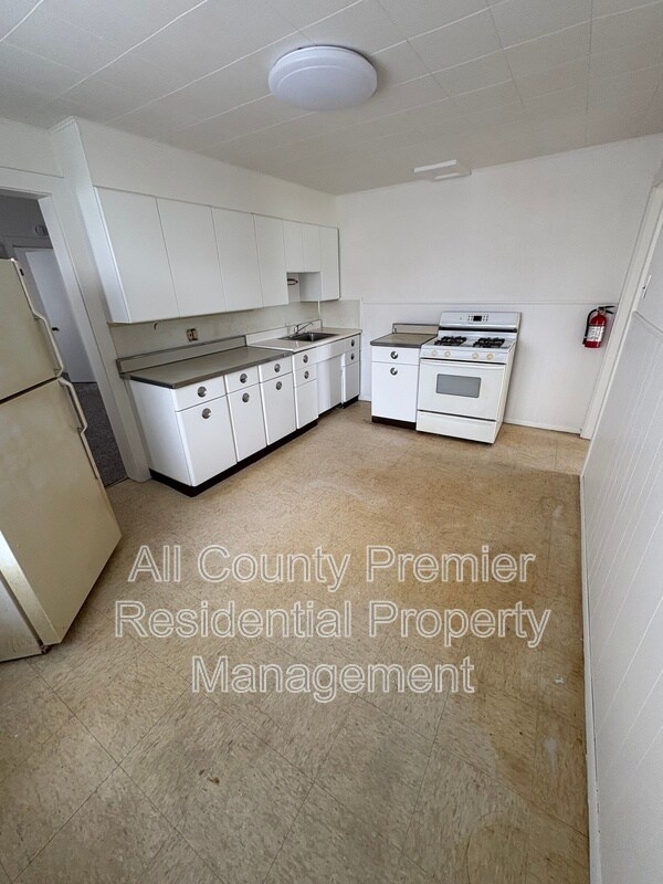 Building Photo - 723 Sampson Ave