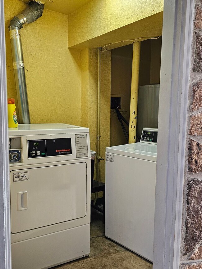 Building Photo - Price reduced!!-Cozy 1 bedroom garden leve...