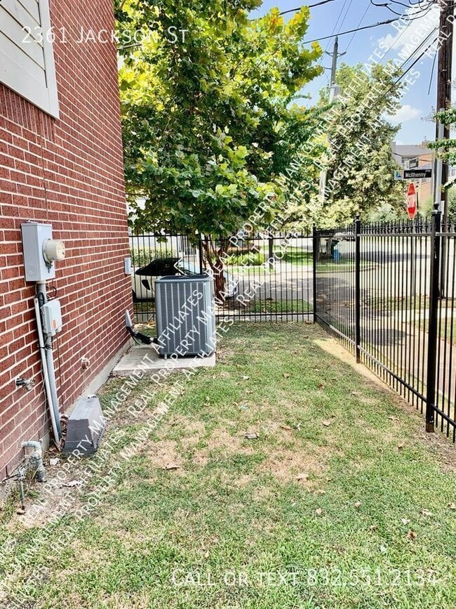 Building Photo - Middle Stunner