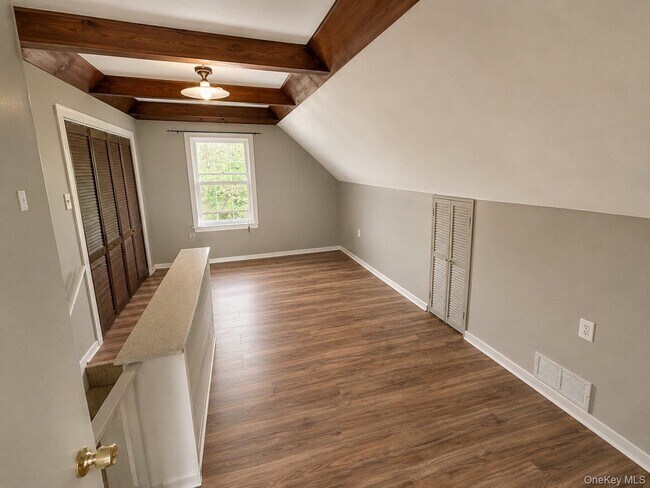Building Photo - 17 Greenview Ave