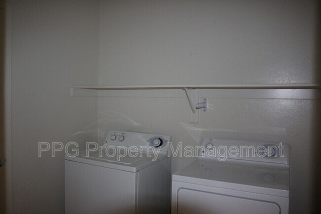 Building Photo - 15366 W Dreyfus St