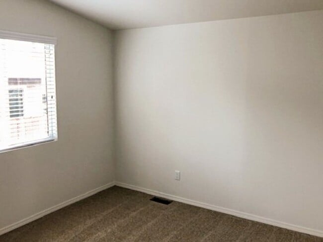 Building Photo - Newer home for rent on large lot!