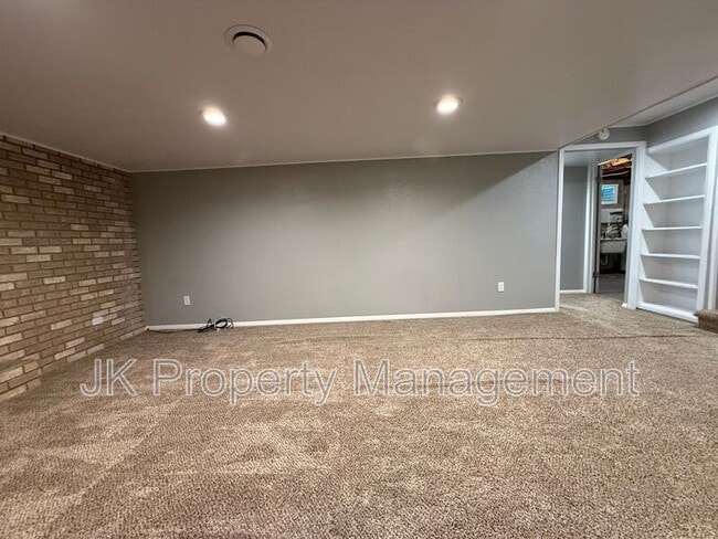 Building Photo - 512 52nd St S
