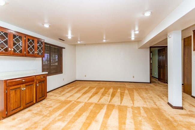 Building Photo - Charming home with Golf Course Views!!!