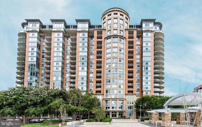Building Photo - 8220 Crestwood Heights Dr