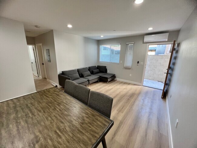 Building Photo - 1173 W 37th Plz