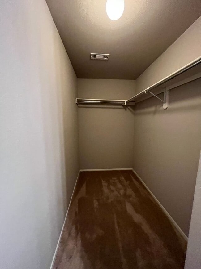 Building Photo - 3 Bed / 2 Bath off of Airport Road