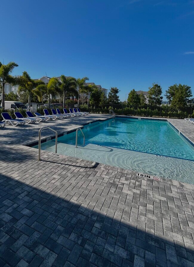 Building Photo - 317 SE Crossoak Ln