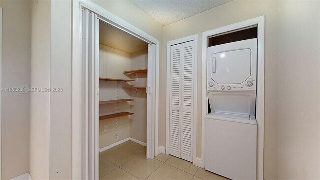 Building Photo - 13953 Kendale Lakes Cir