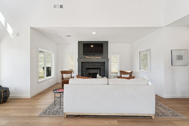 Building Photo - Fully Furnished 4 Bedroom + Bonus Room