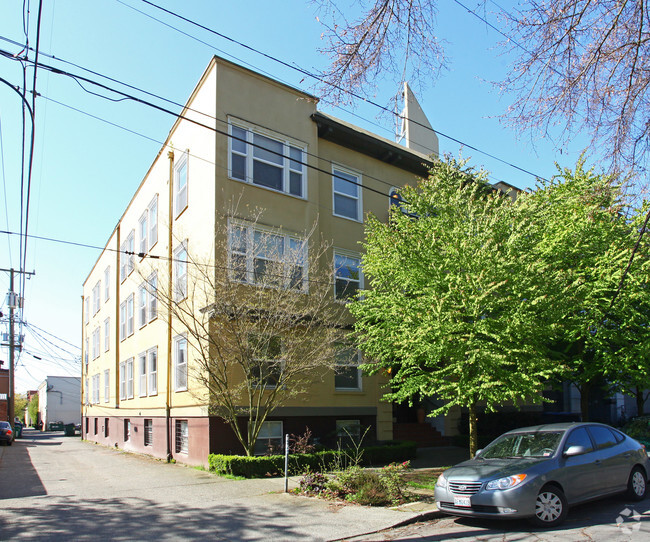 Primary Photo - Roxbury Apartments