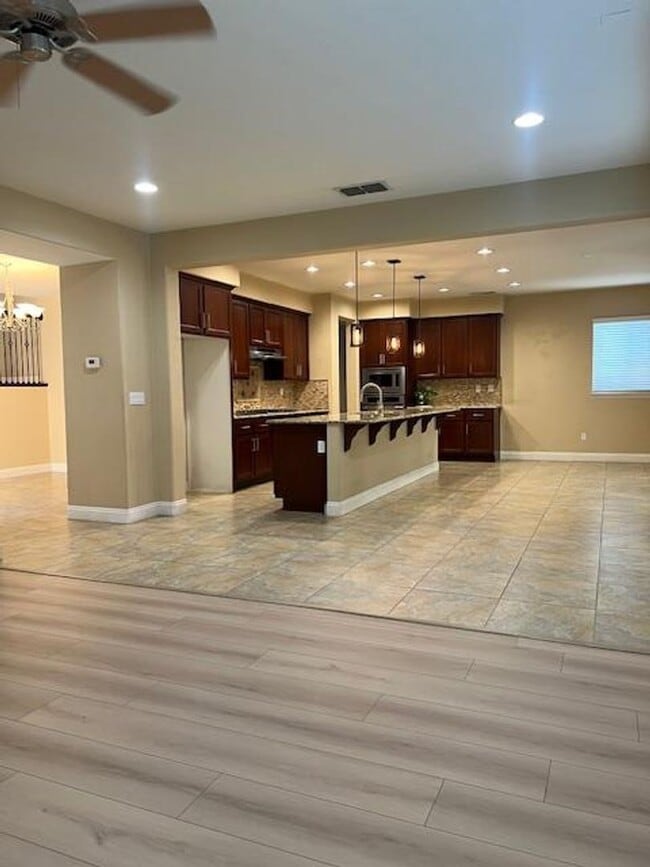 Building Photo - STUNNING & SPACIOUS 4 BEDROOM IN W. ROSEVI...