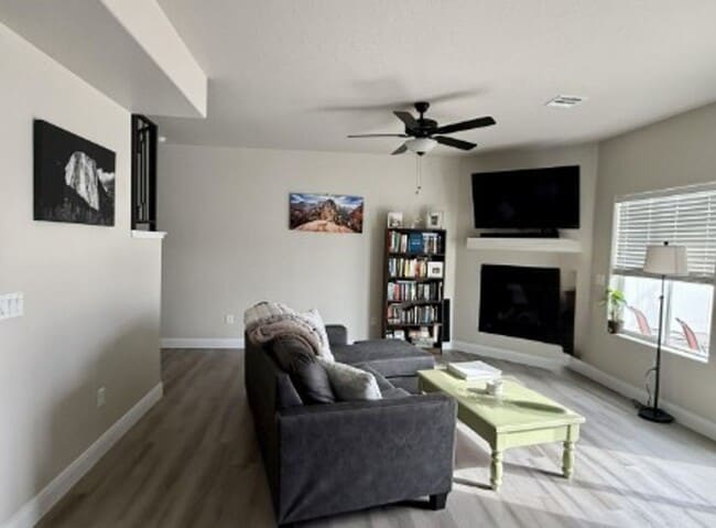 Building Photo - Beautiful 3 Bed/2.5 Bath Townhome For Rent!
