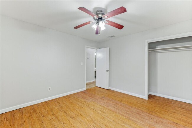Building Photo - 103 S Chapel Dr