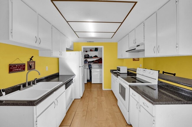 Building Photo - PARTIALLY FURNISHED 3 BEDROOM TOWNHOME NEAR CHINATOWN & STRIP