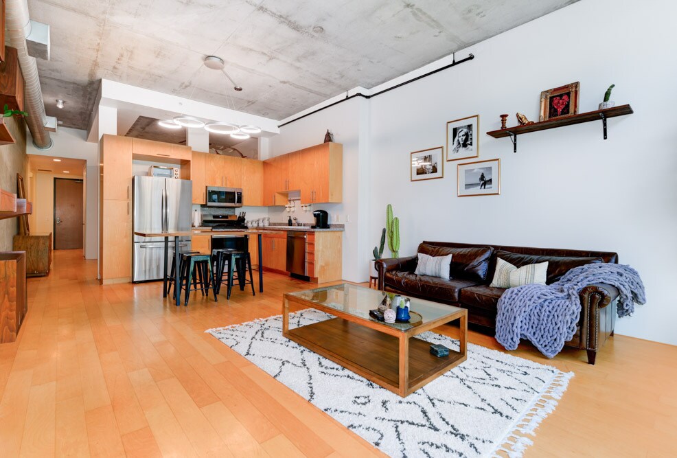 Building Photo - 1025 Island