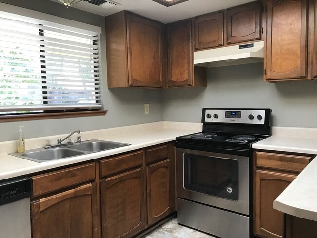 Building Photo - Nice well cared for home in desirable Edge...