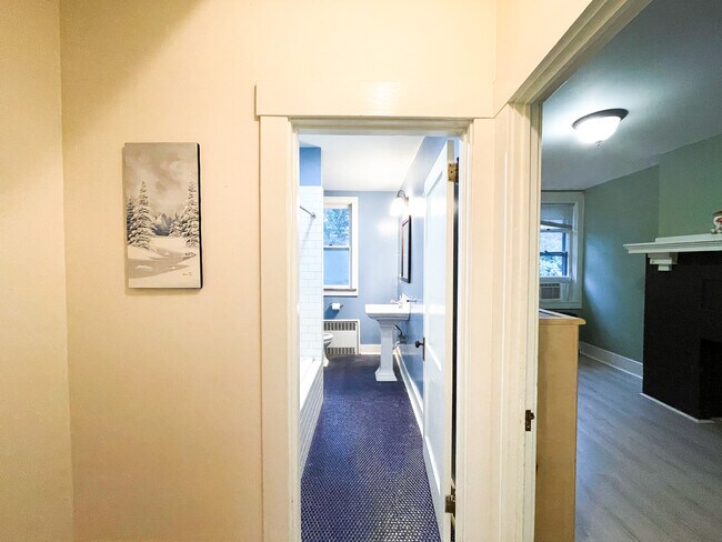 Building Photo - 1041 Mirror St