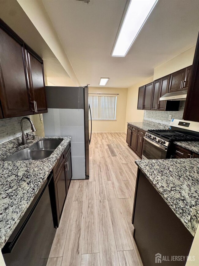 Building Photo - 1202 Green Hollow Dr