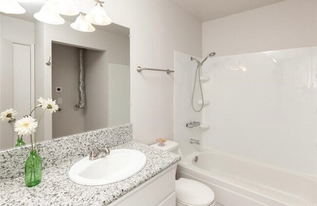 Building Photo - 1353 Nord Ave