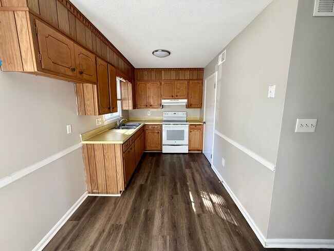 Building Photo - Two bedroom, 1.5 bath in Graham--McAden Place