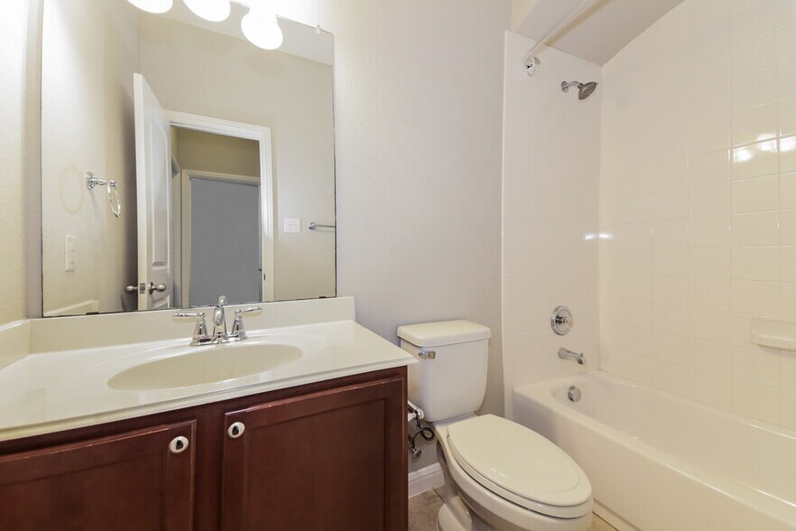 Building Photo - 1404 Nightingale Dr