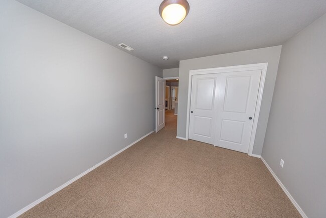 Building Photo - Three bedr townhouse in Orchards - Central AC