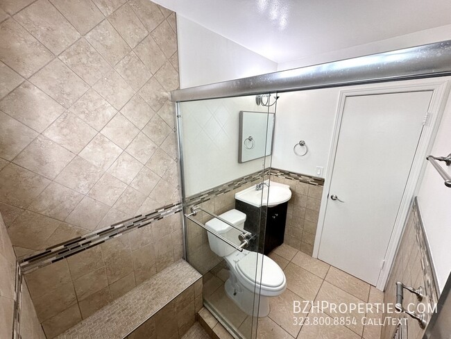 Building Photo - Updated Bright 1Bedroom 1Bathroom In Prime...