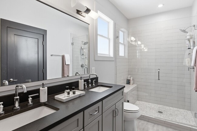 Building Photo - 1608 16th Ave N