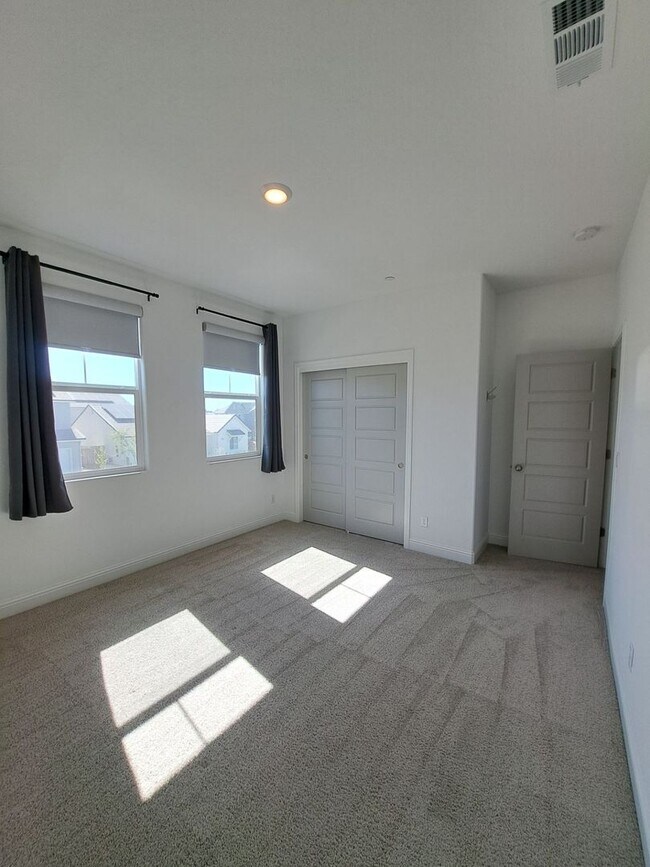 Building Photo - 911 Blue Oak Lane W