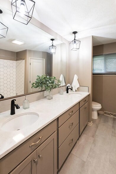 Building Photo - 2535 Saint Thomas Dr