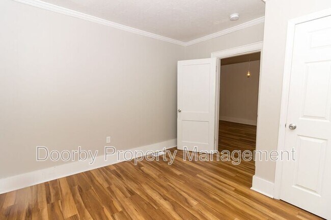 Building Photo - 209 W Peak St