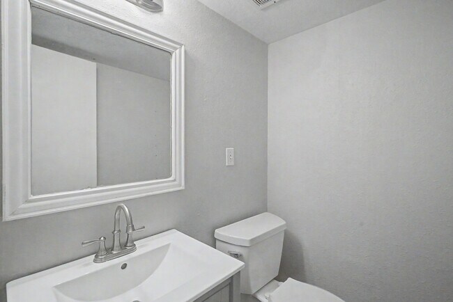 Building Photo - 413 W Semands Ave