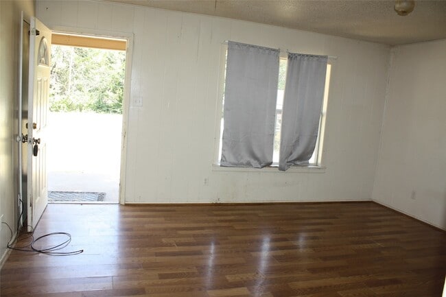 Building Photo - 423 Waller Dr