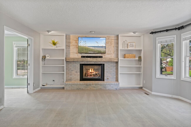 Building Photo - 4690 Lindbergh Dr