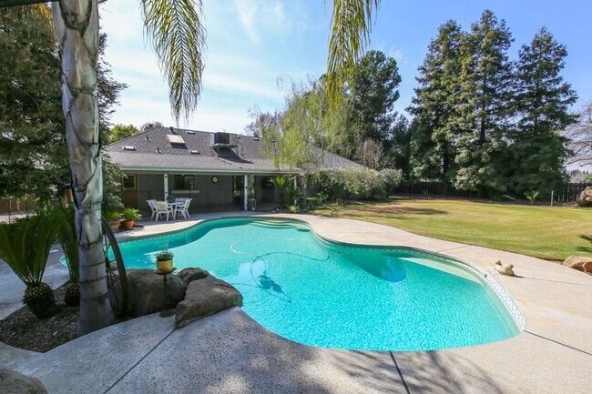 Building Photo - Clovis Ranch style 4 bedroom with Pool on ...