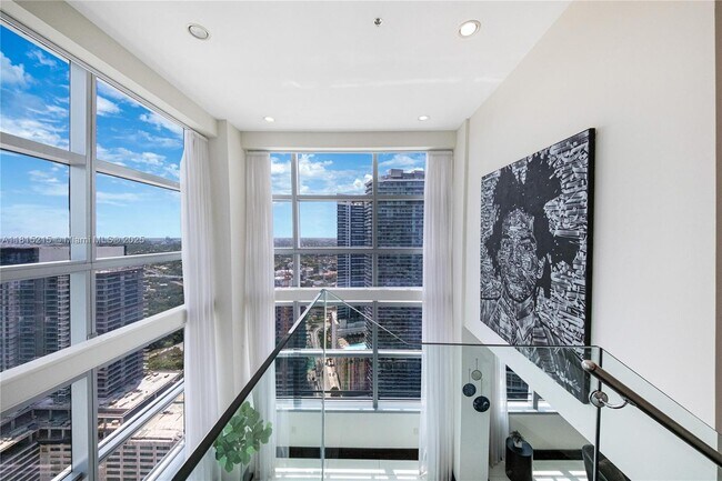 Building Photo - 1395 Brickell Ave