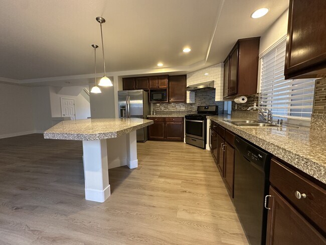 Building Photo - 6752 Philharmonic Ave