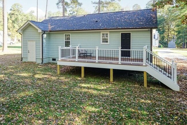 Building Photo - Three Bedroom Home!